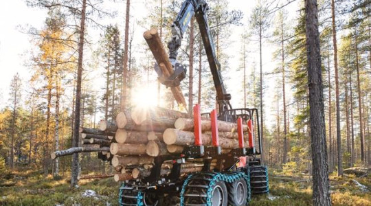 845-1 forwarder offers long reach, excellent lifting power, and slewing torque