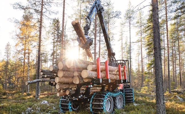 845-1 forwarder offers long reach, excellent lifting power, and slewing torque