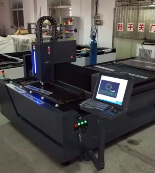 Fiber laser cutting machine