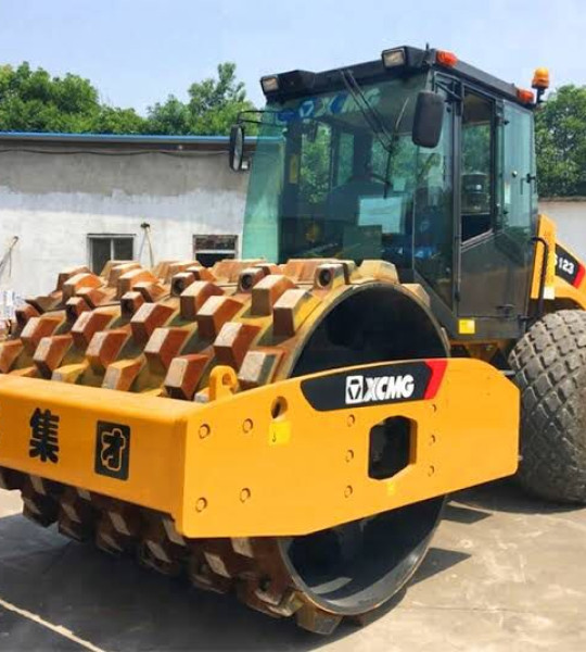 Vibratory road Roller